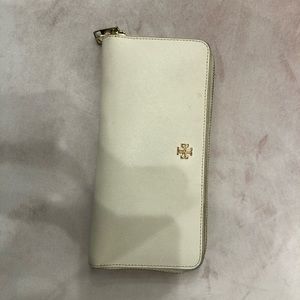 Nude Tory Burch zip up wallet!